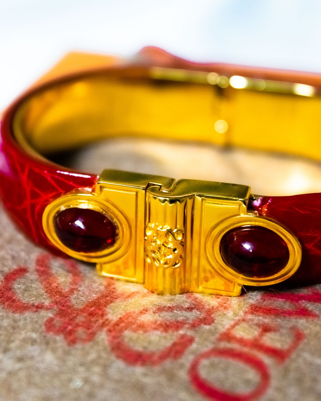 "LOEWE" Red-Eyed Leather Bangle